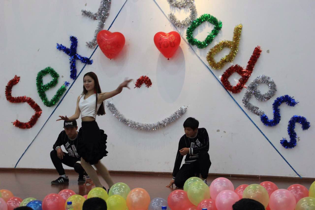 E動人才網(wǎng)祝賀河南工院首屆女生風采大賽圓滿成功